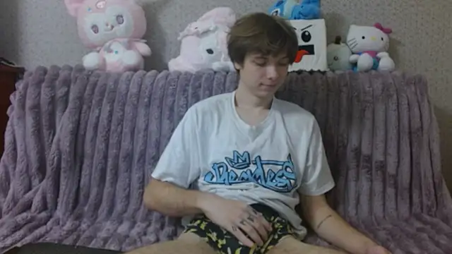 Snapshot of hilt_on_ chatting on 10/27/25, 08:18 hilt on online show from 10/27/25, 08:18