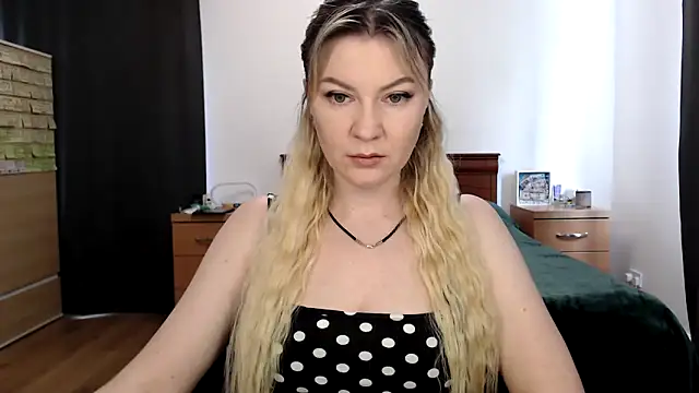 Snapshot of ParadiseAlina chatting on 09/24/25, 01:25 ParadiseAlina online show from 09/24/25, 01:25