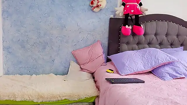 Nicolletorres2 online show from 11/29/25, 07:17