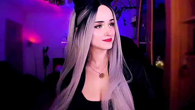 Snapshot of MistressJolie chatting on 01/08/25, 12:28 MistressJolie online show from 01/08/25, 12:28