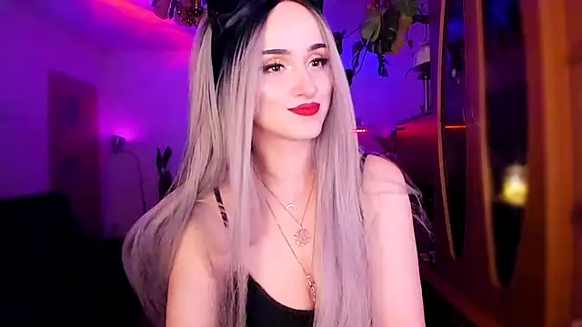 Snapshot of MistressJolie chatting on 02/06/25, 10:43 MistressJolie online show from 02/06/25, 10:43