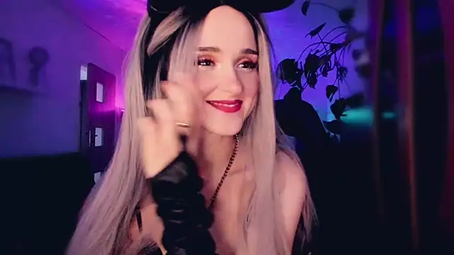 Snapshot of MistressJolie chatting on 10/25/25, 10:56 MistressJolie online show from 10/25/25, 10:56