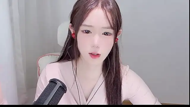 Snapshot of Xiao-runbao chatting on 10/12/25, 10:03 Xiao-runbao online show from 10/12/25, 10:03