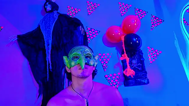 Snapshot of Laura_and_Kevin chatting on 10/05/25, 02:26 Laura and Kevin online show from 10/05/25, 02:26