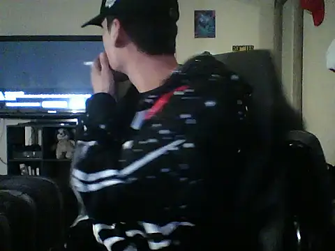 Snapshot of latinosatiro94 chatting on 12/18/25, 06:41 latinosatiro94 online show from 12/18/25, 06:41