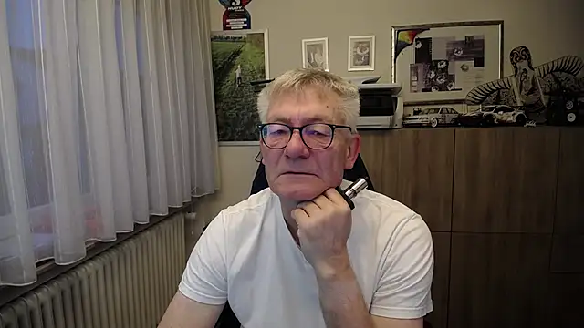 Snapshot of randyandy67 chatting on 10/25/25, 06:10 randyandy67 online show from 10/25/25, 06:10