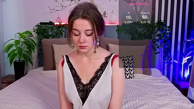 Snapshot of SkyHelen chatting on 10/06/25, 05:27 SkyHelen online show from 10/06/25, 05:27