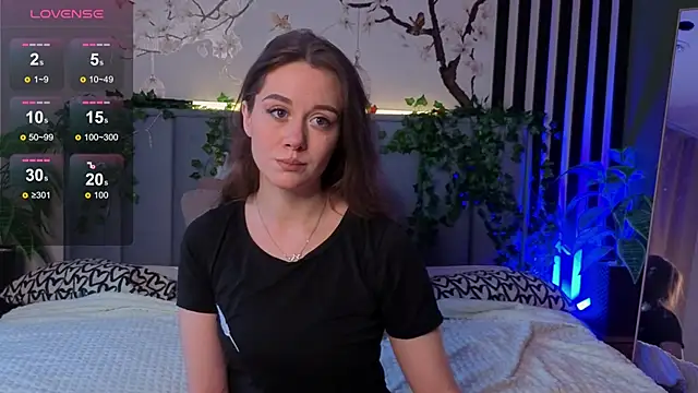 Snapshot of SkyHelen chatting on 11/13/25, 04:33 SkyHelen online show from 11/13/25, 04:33