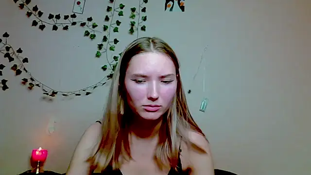 Snapshot of _kikiclark__ chatting on 11/16/25, 08:14 kikiclark online show from 11/16/25, 08:14