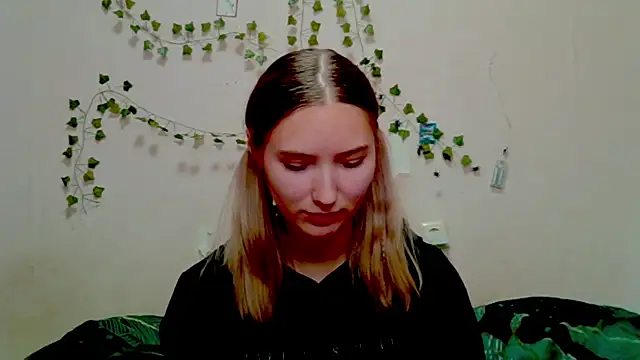 Snapshot of _kikiclark__ chatting on 11/22/25, 05:45 kikiclark online show from 11/22/25, 05:45