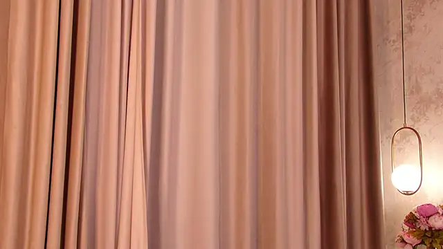 Snapshot of Olivia_Mourr chatting on 11/28/25, 05:04 Olivia Mourr online show from 11/28/25, 05:04