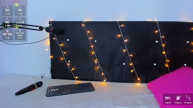 Danaa moore  online show from 10/10/25, 04:11