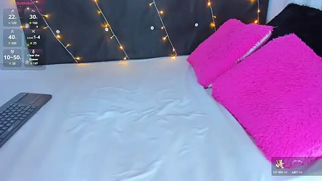 Danaa moore  online show from 10/24/25, 09:44