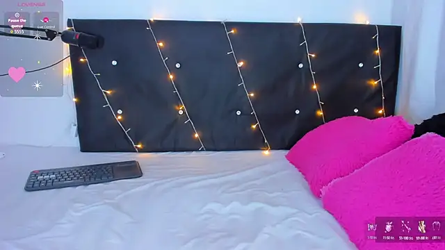 Danaa moore  online show from 10/25/25, 09:31