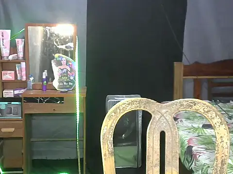 miss ele online show from 10/15/25, 11:49