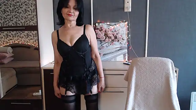 Snapshot of AmoraLuv chatting on 10/23/25, 08:24 AmoraLuv online show from 10/23/25, 08:24