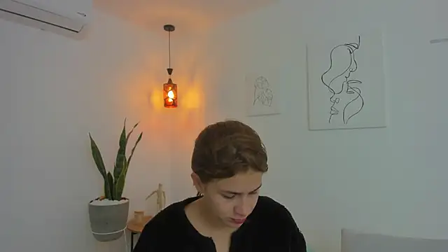 Snapshot of kaylajhonnes6 chatting on 10/12/25, 01:21 kaylajhonnes6 online show from 10/12/25, 01:21