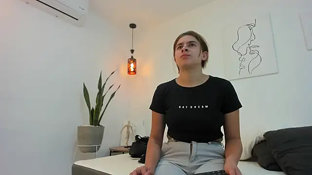 Snapshot of kaylajhonnes6 chatting on 11/22/25, 01:43 kaylajhonnes6 online show from 11/22/25, 01:43