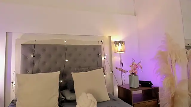 lea walkerr online show from 04/17/26, 07:39