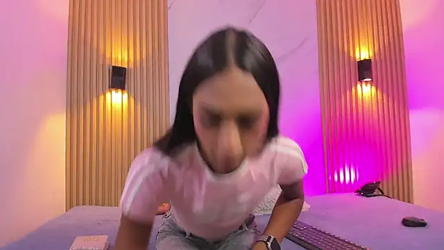 Valentinaliux  online show from 03/25/26, 11:16