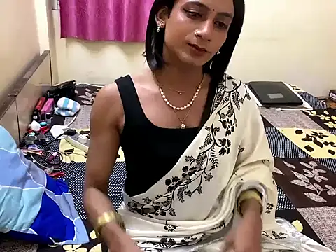 LuvLayla online show from 11/12/25, 08:30