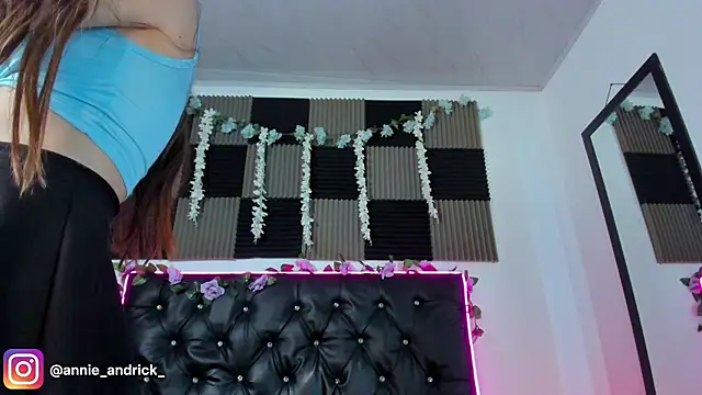  leda swan  online show from 04/17/26, 11:13