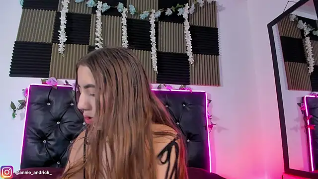  leda swan  online show from 06/04/26, 10:10