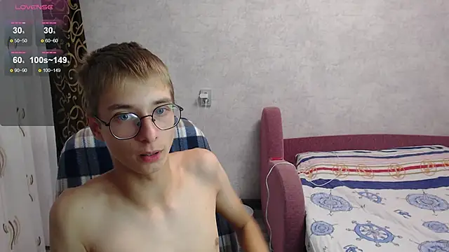 Snapshot of glasses_cat chatting on 09/09/25, 02:55 glasses cat online show from 09/09/25, 02:55