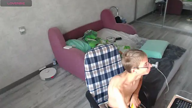 glasses cat online show from 09/14/25, 02:49