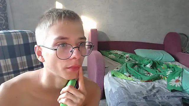 Snapshot of glasses_cat chatting on 09/22/25, 05:53 glasses cat online show from 09/22/25, 05:53