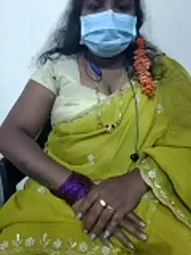 Snapshot of Silk_Smitha_27 chatting on 12/17/25, 09:26 Silk Smitha 27 online show from 12/17/25, 09:26