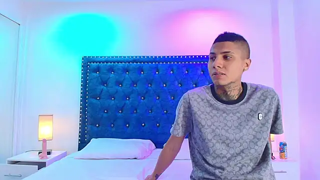 Snapshot of Damian_and_roxanne chatting on 11/19/25, 12:38 Damian and roxanne online show from 11/19/25, 12:38