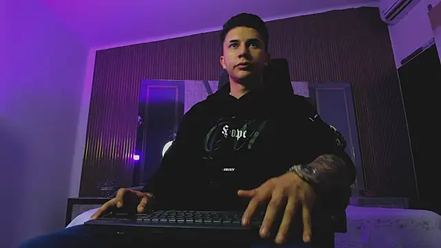 liaamsmiith  online show from 09/25/25, 12:09