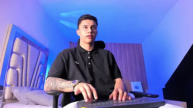 liaamsmiith  online show from 10/01/25, 12:33