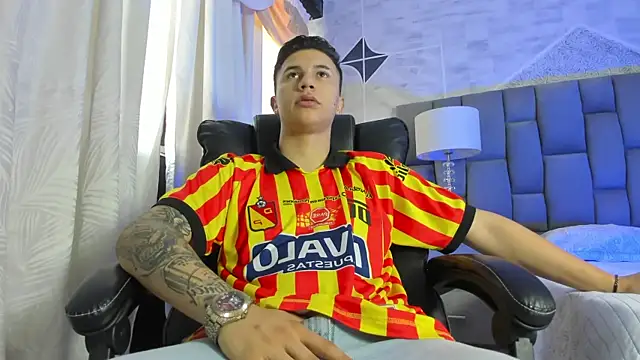 liaamsmiith  online show from 10/21/25, 12:28