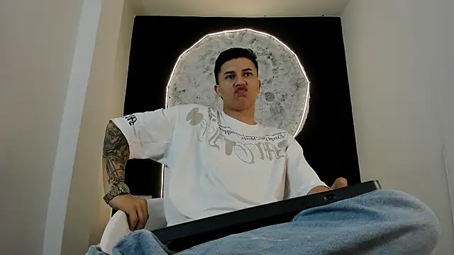 liaamsmiith  online show from 10/22/25, 12:05