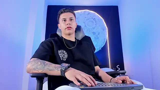 liaamsmiith  online show from 11/09/25, 12:14