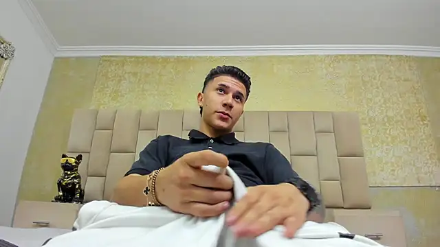 liaamsmiith  online show from 11/16/25, 12:22