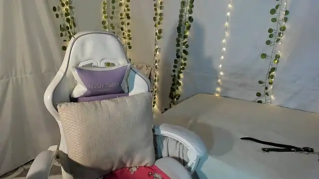 Zulema R1 online show from 10/19/25, 04:57