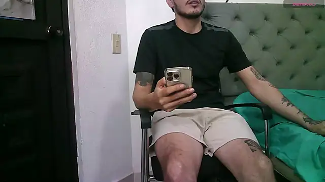 Snapshot of g0lden_boss chatting on 10/21/25, 05:30 g0lden boss online show from 10/21/25, 05:30