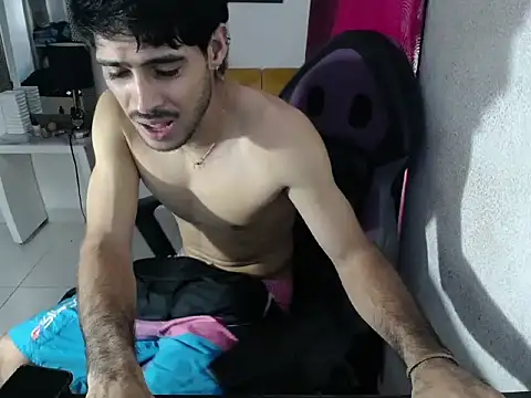 Snapshot of g0lden_boss chatting on 11/06/25, 01:34 g0lden boss online show from 11/06/25, 01:34