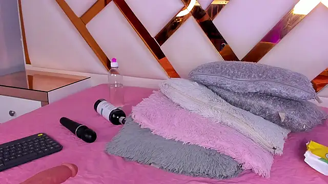 Niicolle Evanss online show from 02/10/26, 07:40