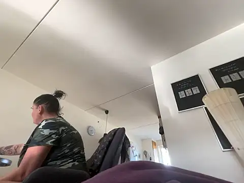 Snapshot of Tina-Maria chatting on 10/18/25, 11:44 Tina-Maria online show from 10/18/25, 11:44