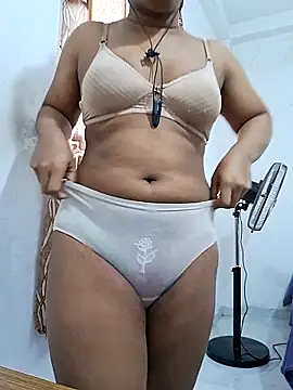 Snapshot of BeautyGirl_sara chatting on 06/18/26, 04:35 BeautyGirl sara online show from 06/18/26, 04:35