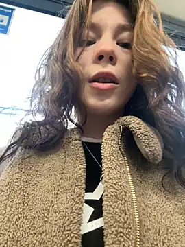 Snapshot of Mimiumuy chatting on 10/18/25, 02:18 Mimiumuy online show from 10/18/25, 02:18