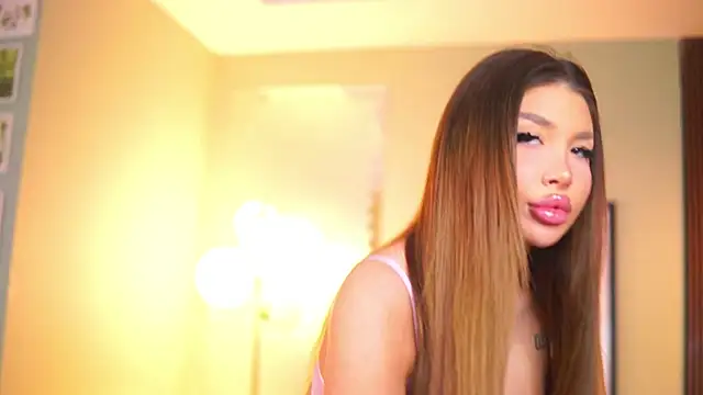 Snapshot of CassyeLips chatting on 11/17/25, 11:38 CassyeLips online show from 11/17/25, 11:38