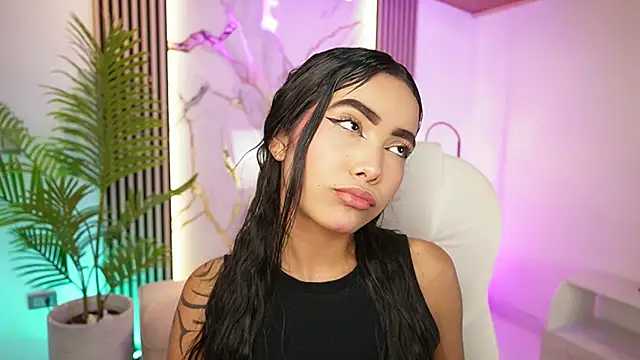 Snapshot of GiaNovak chatting on 11/19/25, 11:43 GiaNovak online show from 11/19/25, 11:43