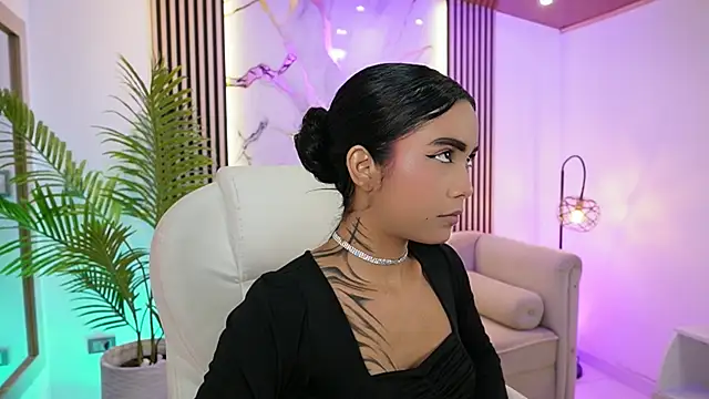 Snapshot of GiaNovak chatting on 11/20/25, 11:43 GiaNovak online show from 11/20/25, 11:43