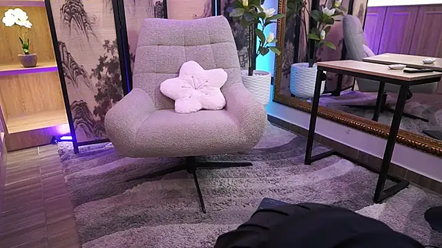 Snapshot of GiaNovak chatting on 11/22/25, 12:59 GiaNovak online show from 11/22/25, 12:59