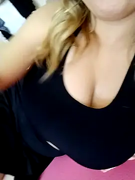 Snapshot of gamzeyak chatting on 10/01/25, 01:17 gamzeyak online show from 10/01/25, 01:17